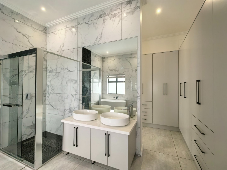 5 Bedroom Property for Sale in Kingswood Golf Estate Western Cape